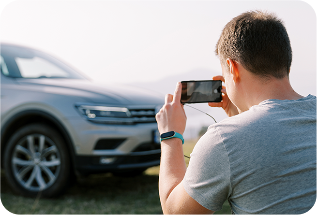 Imagem de uma pessoa tirando foto de um carro