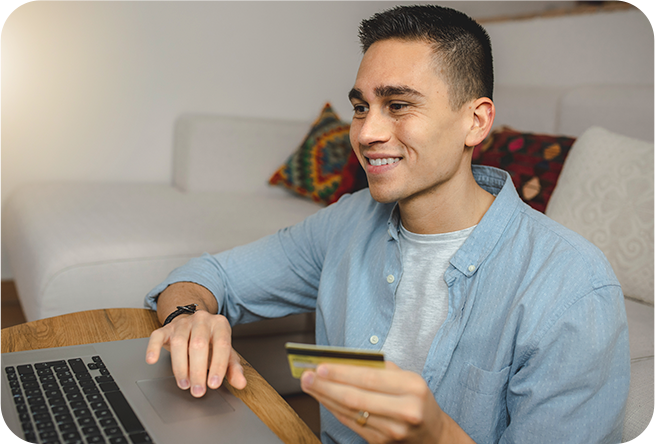 Imagem de uma pessoa acessando o notebook com o cartão na mao